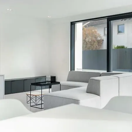 Hochwertige Bauhaus Mit Pool Zum Erstbezug *