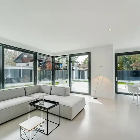 Hochwertige Bauhaus Mit Pool Zum Erstbezug Villa