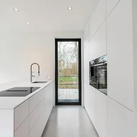 Hochwertige Bauhaus Mit Pool Zum Erstbezug *